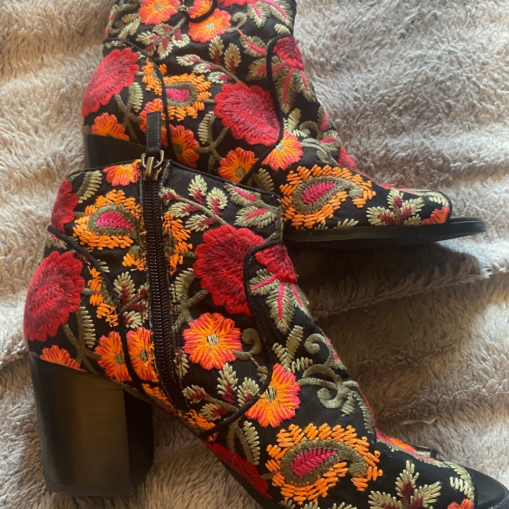 Heeled open toed embroidery booties